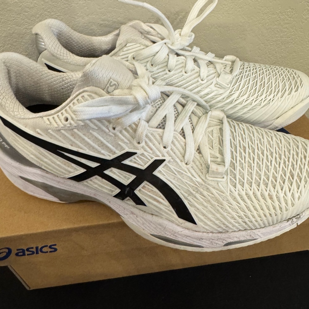 ASICS White and Black Athletic Sneakers. In box. Men’s Size 8.5. Great cond